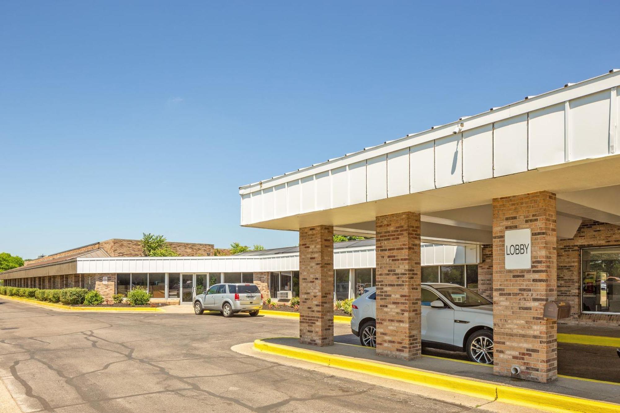 Oyo Hotel Mona Lake Muskegon Extérieur photo